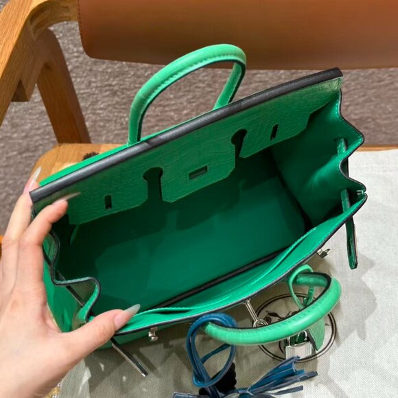 Classic Hermes Bag: A Stylish and Versatile Choice for Elegance - Picture 4 of 6